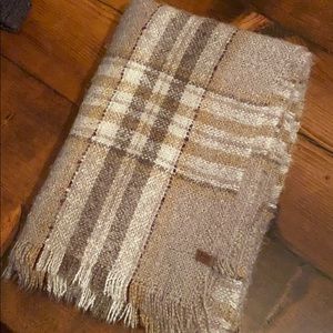 BRAND NEW ROOTS BLANKET SCARF